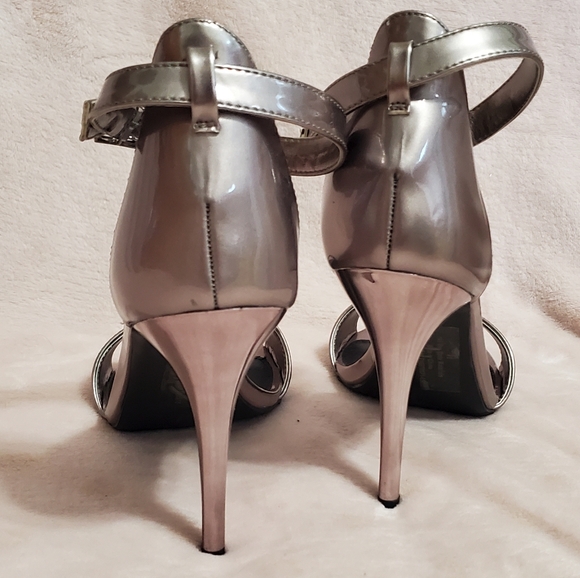 Like NEW Pewter High Shine Metal Accent Heels Sz 9.5 Worn Once - Picture 5 of 9